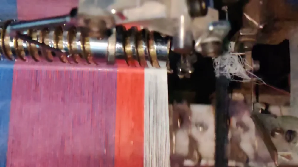 The tuck-in device operating on a loom during a weaving trial